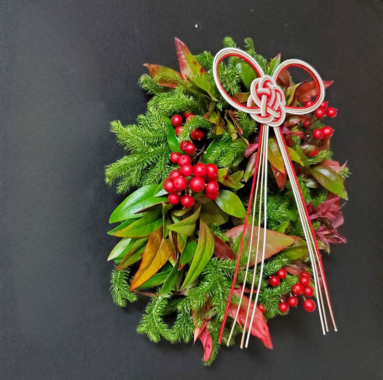 神聖な植物 日陰葛(ヒカゲノカズラ)のリース～南天とオタフクナンテン