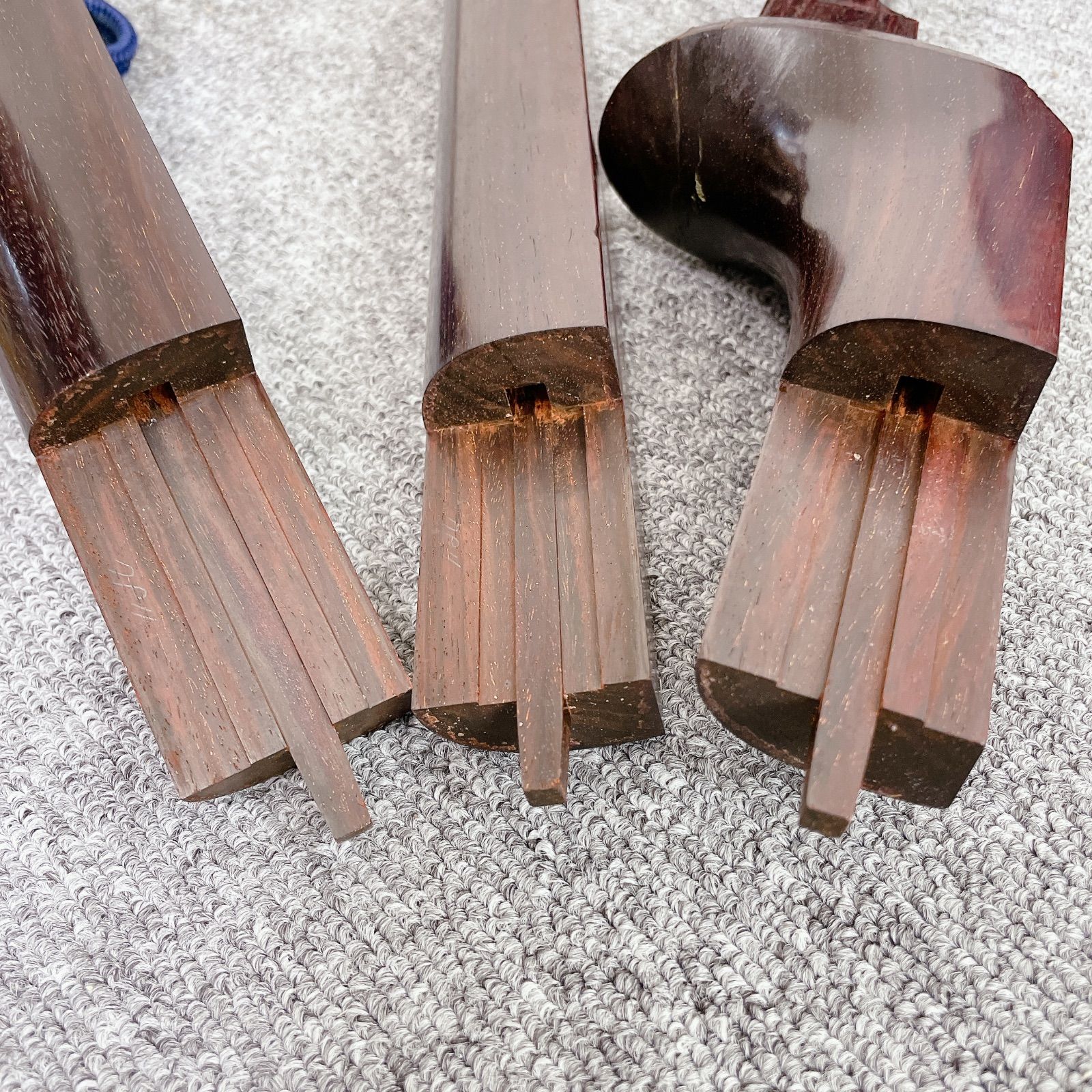 津軽三味線 紅木 太棹 東さわり 二本溝 子持ち綾杉胴 和楽器 津軽三味線 紅木 綾杉胴 二本溝 東さわり 太棹 マイク付き 和楽器