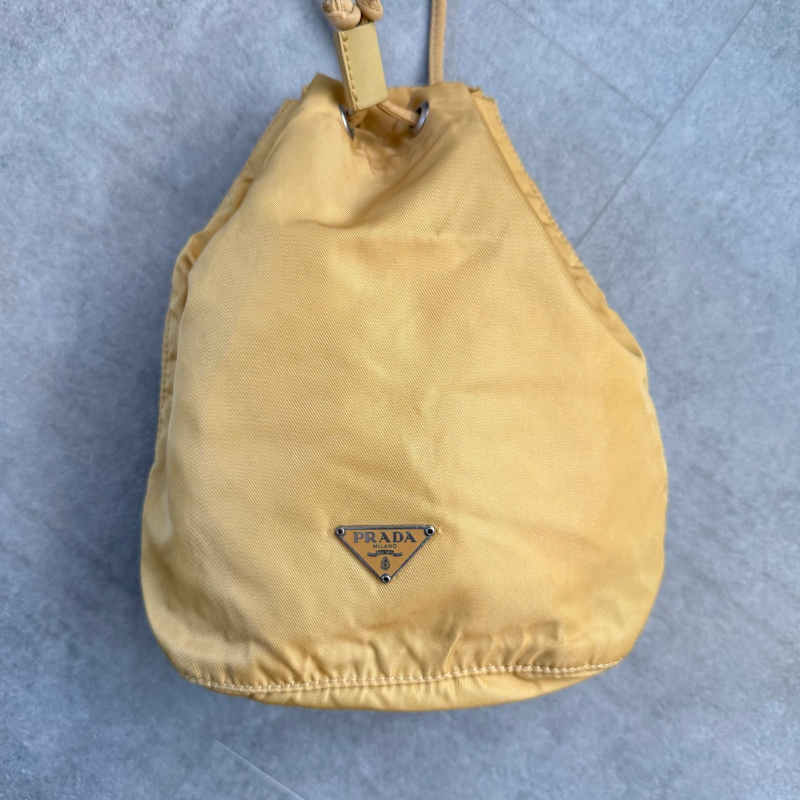 プラダ イエロー　トライアングル　PRADA　新品同様 楽天市場】PRADA(プラダ) トライアングルロゴ ブローチ イエロー