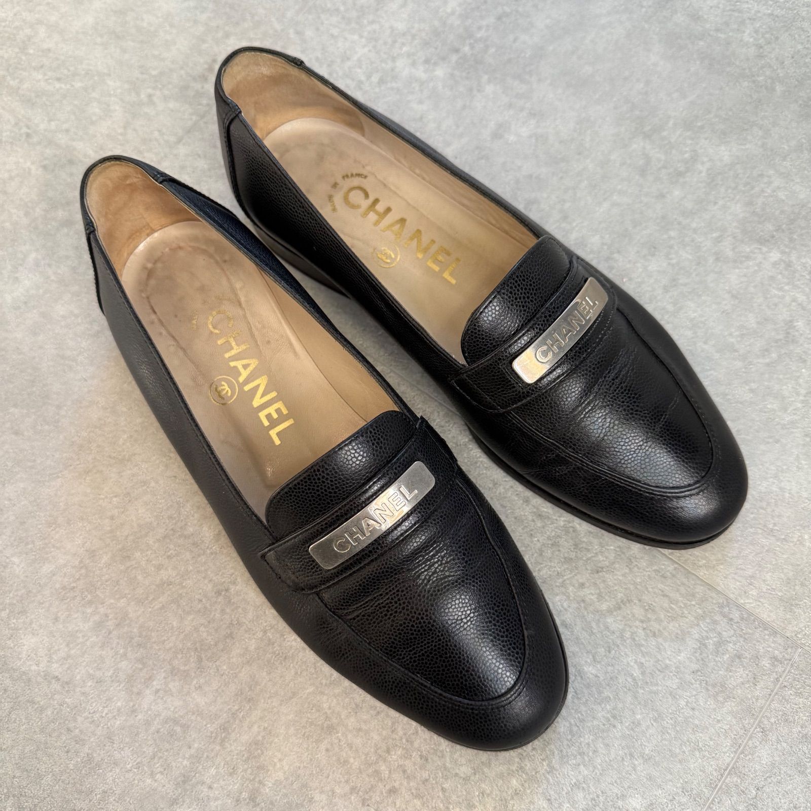 シャネル　ロゴプレート　ローファー　超美品 CHANEL シャネル ロゴプレート キャビアスキン ローファー ブラック