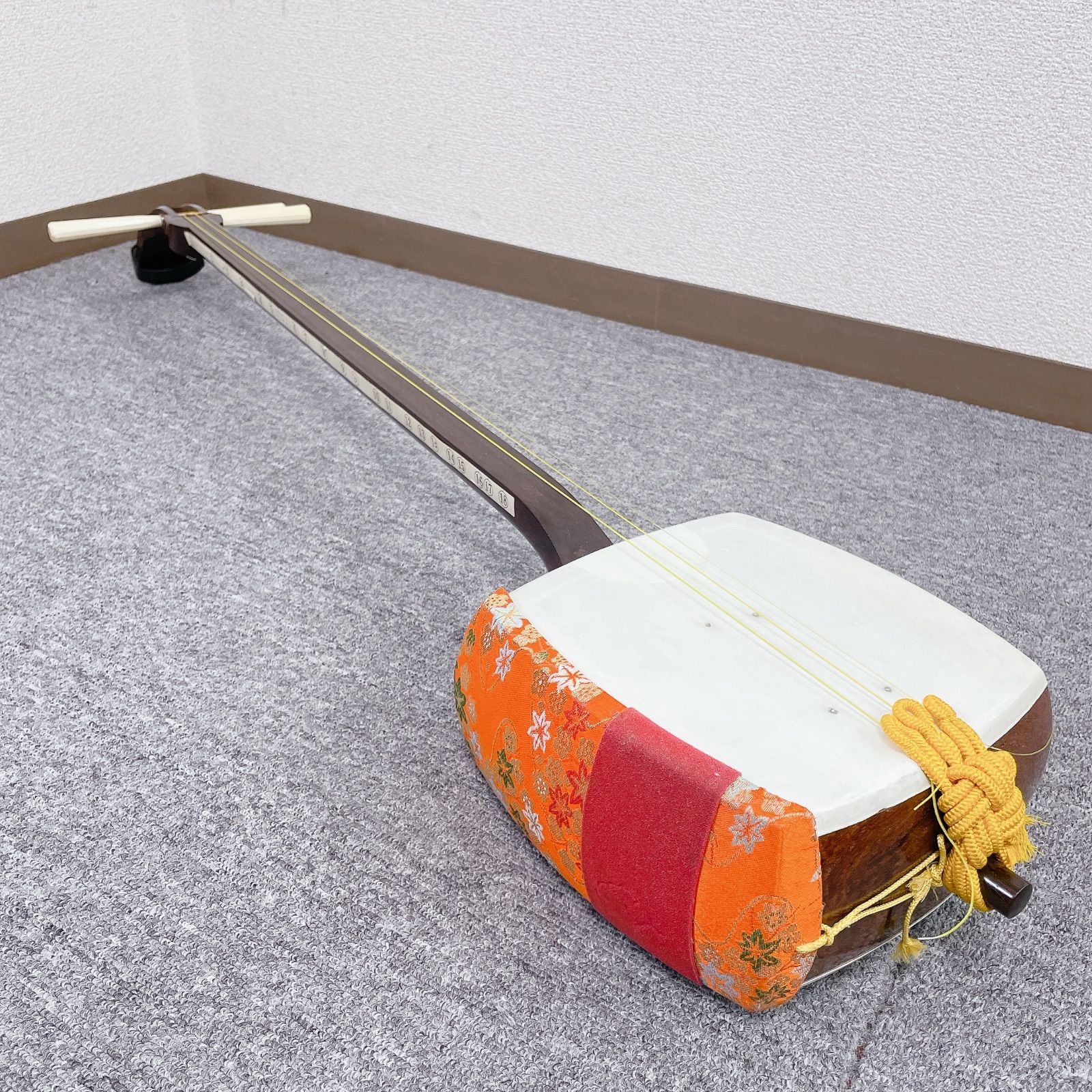 ✨美品✨細棹三味線 紅木 丸打胴 バチ付 付属多数 和楽器 ✨美品✨細棹三味線 紅木 丸打胴 バチ付 付属多数 和楽器 ✨美品✨細棹