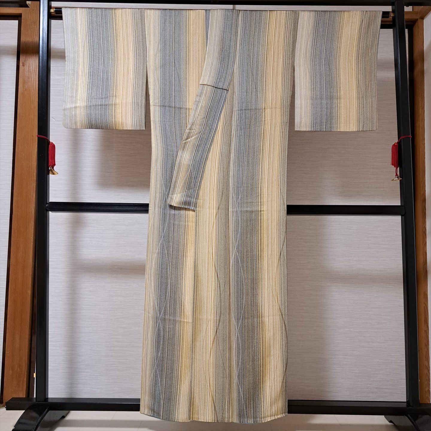 小紋】裄67.5 身丈157 袖49 正絹 袷 くすみカラーの縦縞に立涌紋様 や