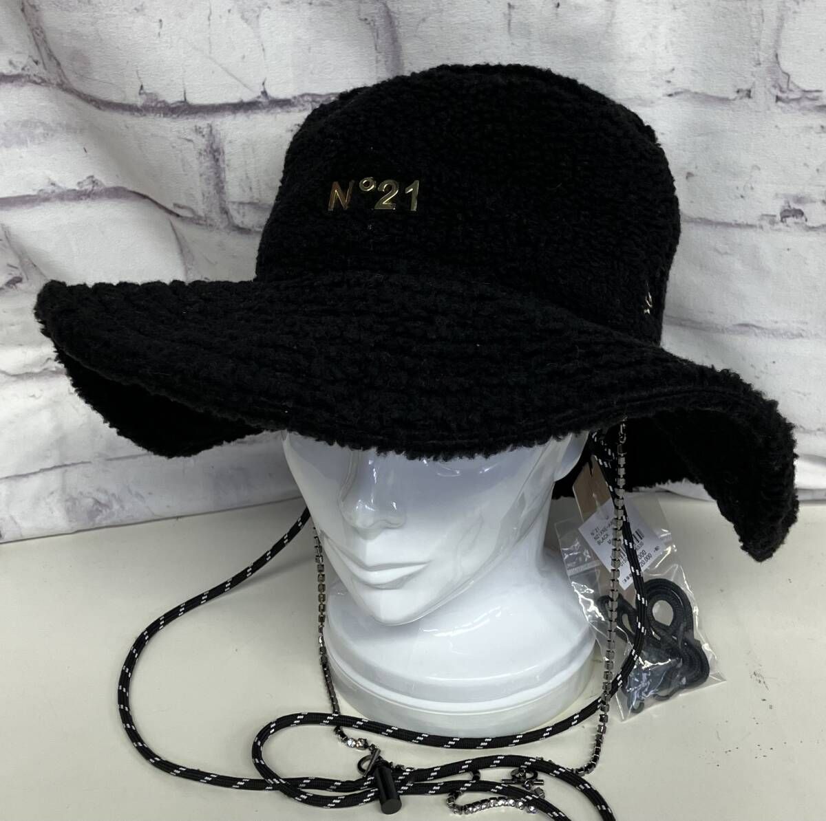 美品　N°21 ヌメロヴェントゥーノ　バケットハット　黒　スタッツ　M N°21（ヌメロヴェントゥーノ） × NEW ERA ニューエラ コラボ バケット