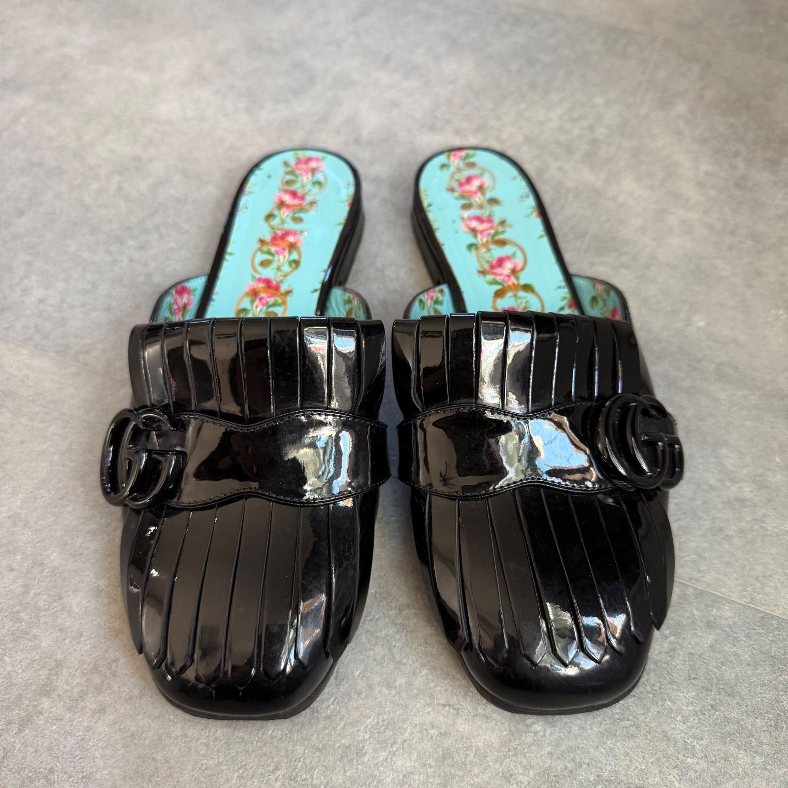 GUCCI グッチ ggモーマント フリンジ パテントレザー サンダル