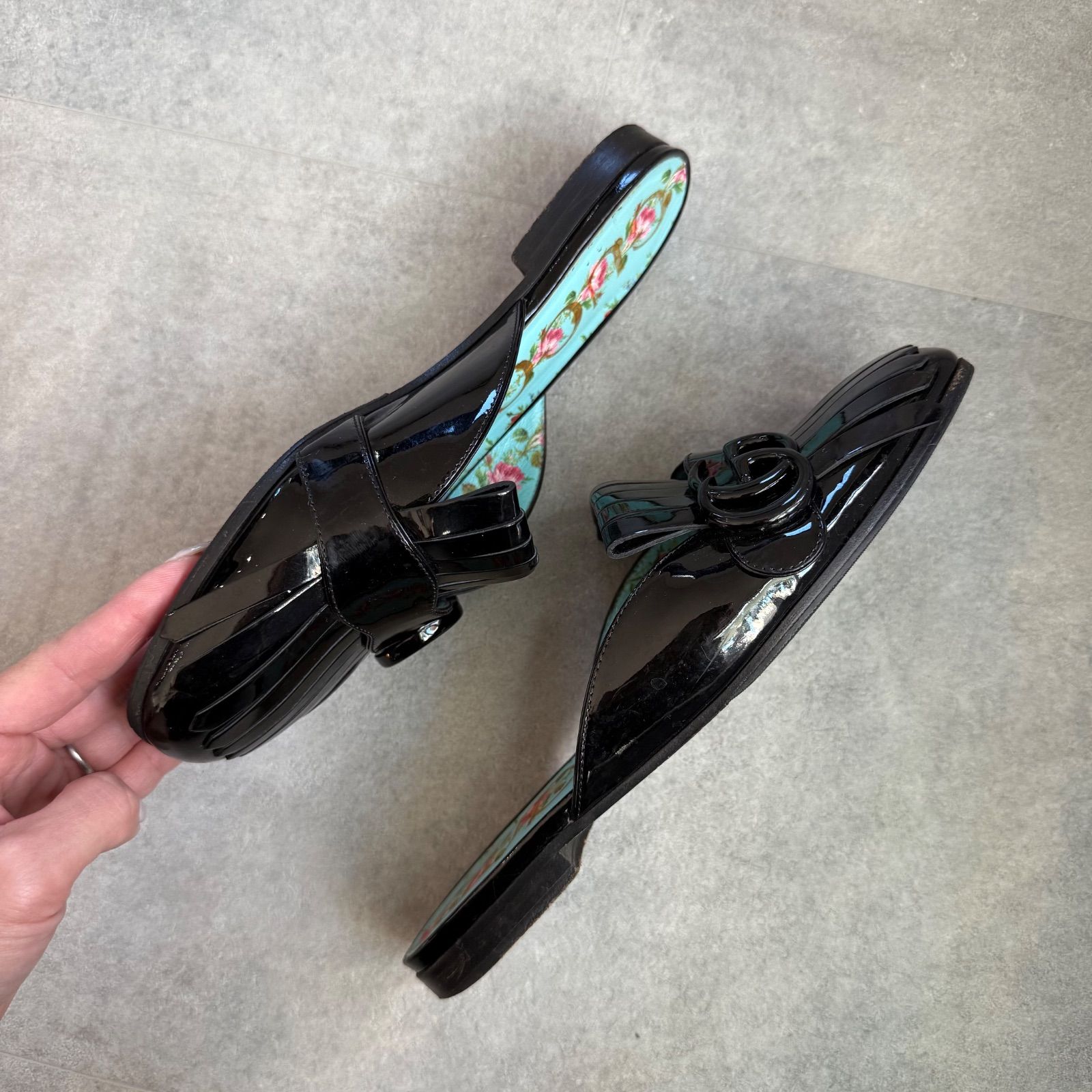 GUCCI グッチ ggモーマント フリンジ パテントレザー サンダル