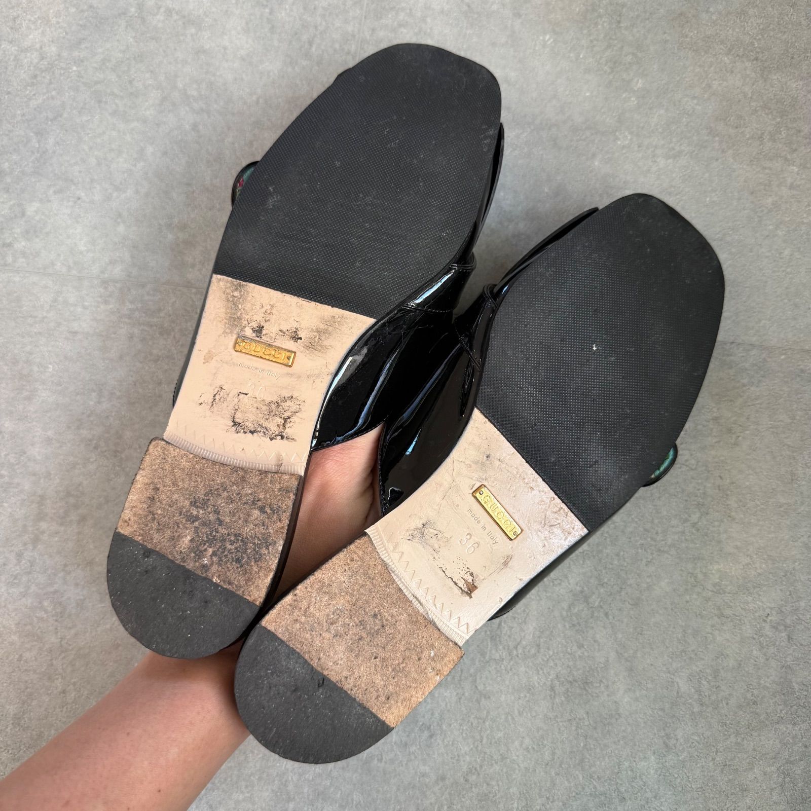 GUCCI グッチ ggモーマント フリンジ パテントレザー サンダル