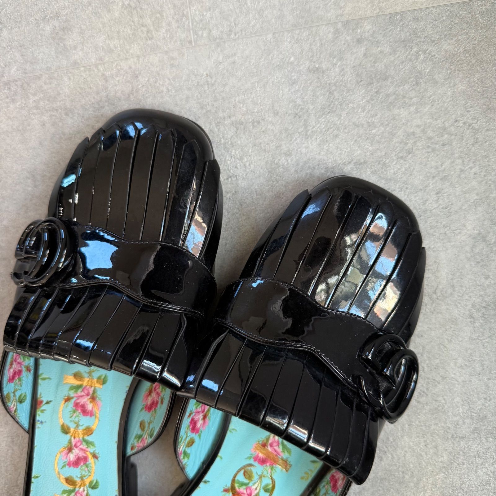 GUCCI グッチ ggモーマント フリンジ パテントレザー サンダル