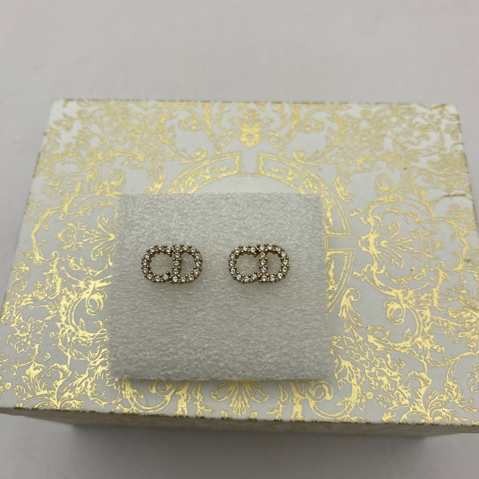 Dior 両耳ピアス　箱付き 中古】Dior 両耳 ピアス ロゴ 箱付き - メルカリ