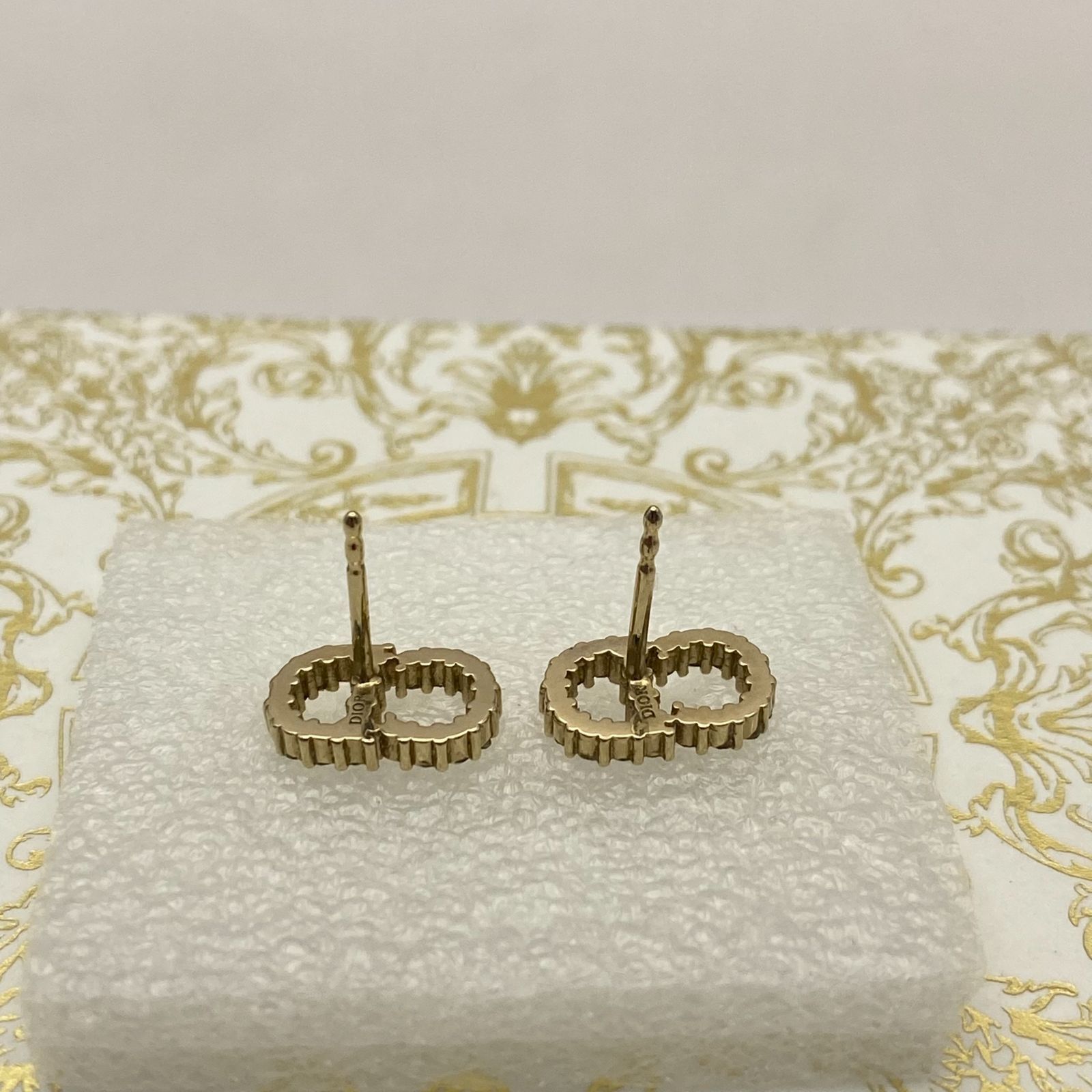 Dior 両耳ピアス　箱付き 中古】Dior 両耳 ピアス ロゴ 箱付き - メルカリ