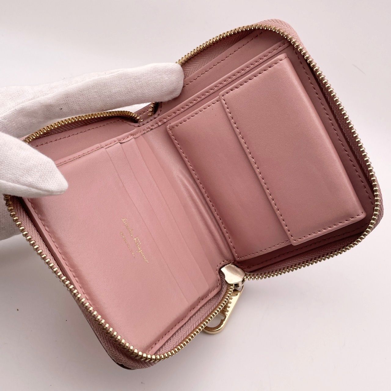 サルヴァトーレ フェラガモ 二つ折り 長財布 ピンクベージュ ガンチーニ 財布 レザー 中古 GI-227121 Salvatore Ferragamo ロング ウォレット シルバー金具 ロゴ ホック 定番 人気 レディース 小物 お洒落 FERRAGAMO（フェラガモ） 財布 レディース 長財布 ヴァラリボン 2