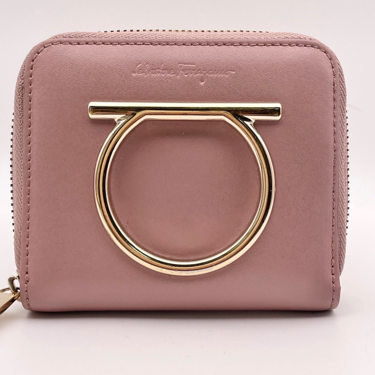 サルヴァトーレ フェラガモ 二つ折り 長財布 ピンクベージュ ガンチーニ 財布 レザー 中古 GI-227121 Salvatore Ferragamo ロング ウォレット シルバー金具 ロゴ ホック 定番 人気 レディース 小物 お洒落 ガンチーニ 二つ折り長財布 レザー ピンク サルヴァトーレフェラガモ