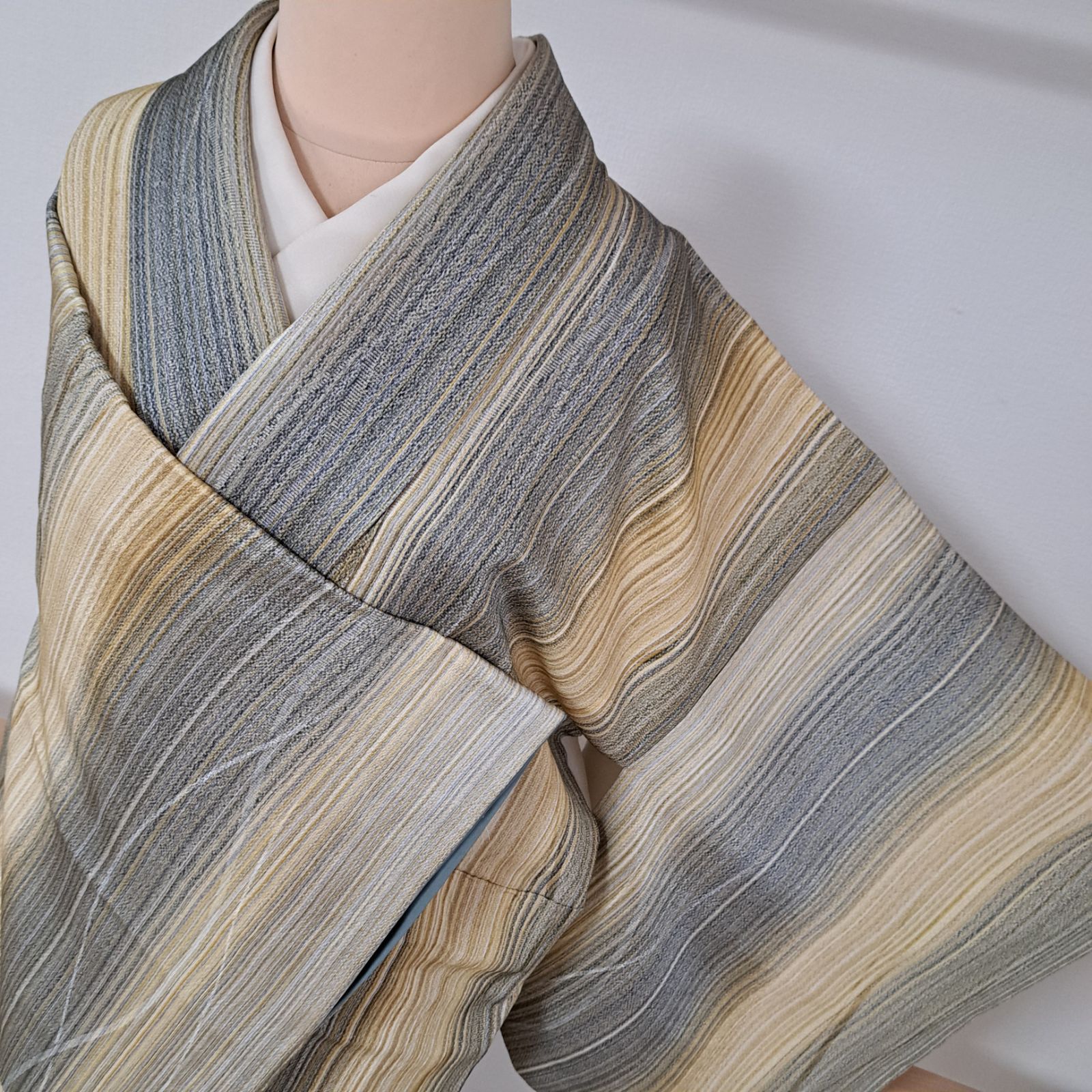 小紋】裄67.5 身丈157 袖49 正絹 袷 くすみカラーの縦縞に立涌紋様 や