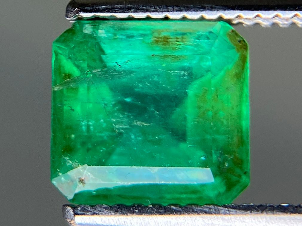 エメラルド 天然 1.275ct 中央宝石ソーティング付き 6.73㎜×6.36