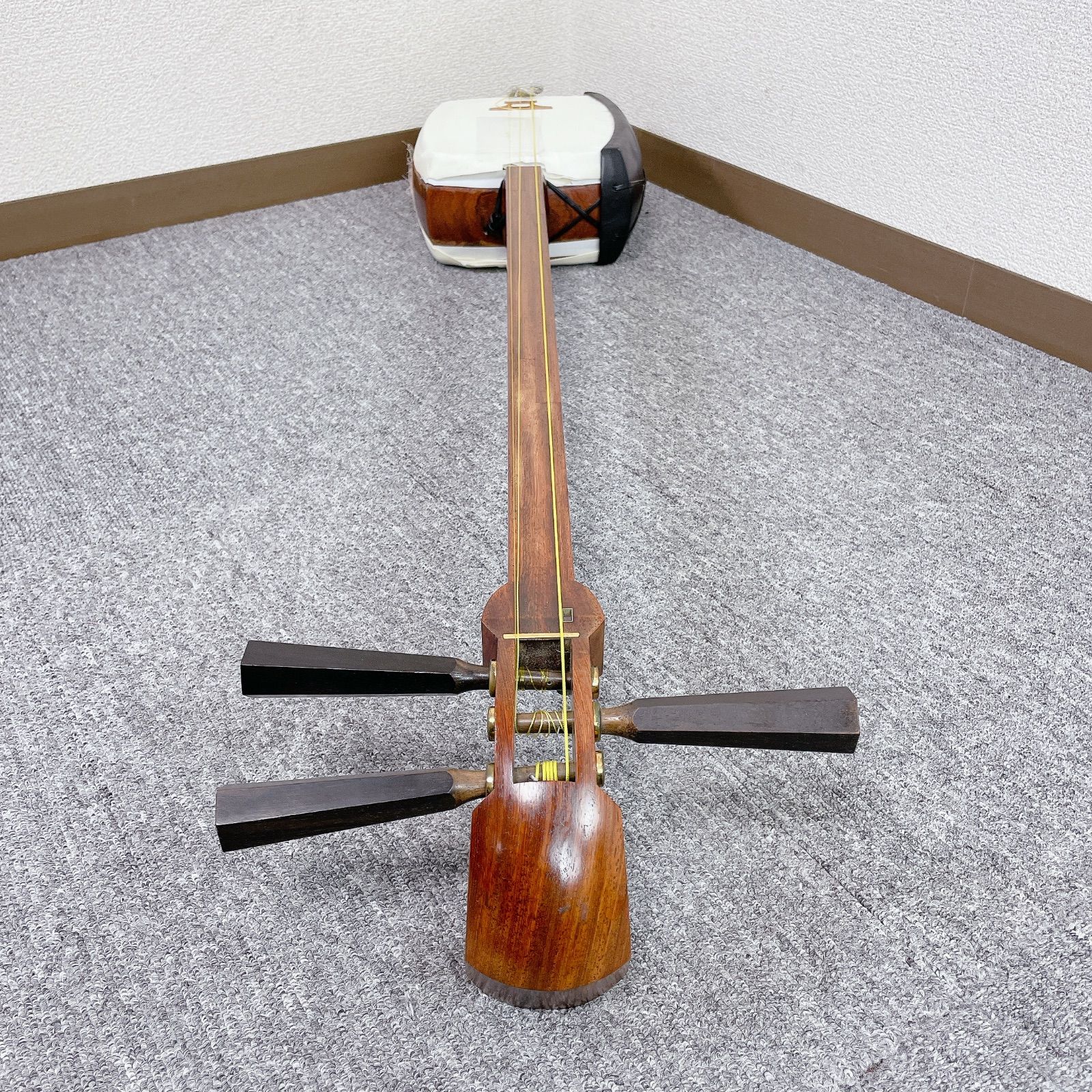 津軽三味線 花梨 一本溝 東さわり 犬皮 太棹 丸打胴 和楽器 撥 ケース付 津軽三味線 花梨 一本溝 東さわり 犬皮 太棹 丸打胴 和楽器 撥 ケース