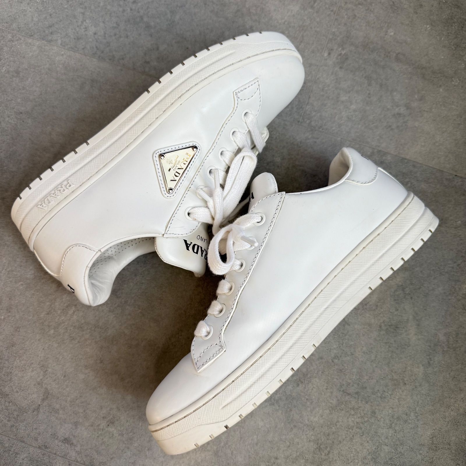 プラダ PRADA スニーカー 三角ロゴプレート レザー 厚底 レディース方も PRADA/ プラダ 】よりパデットレザー三角ロゴ厚底スニーカーが買取入荷