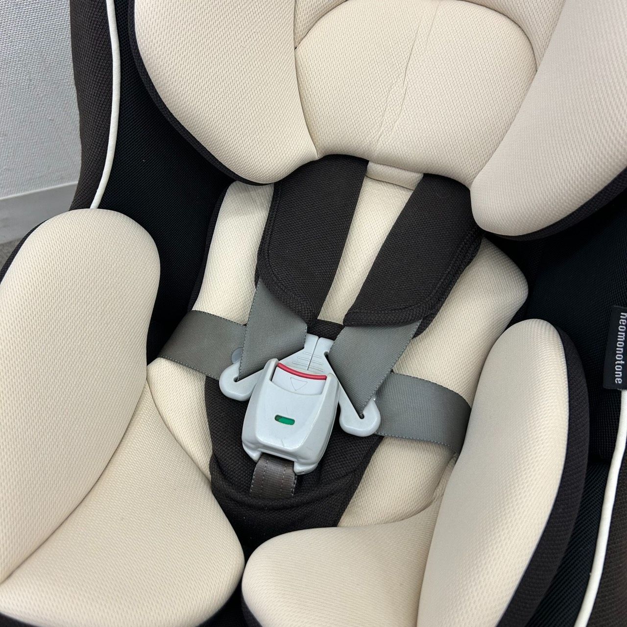 カバー洗濯済み】Combi ネオモノトーン コッコロ UX チャイルドシート