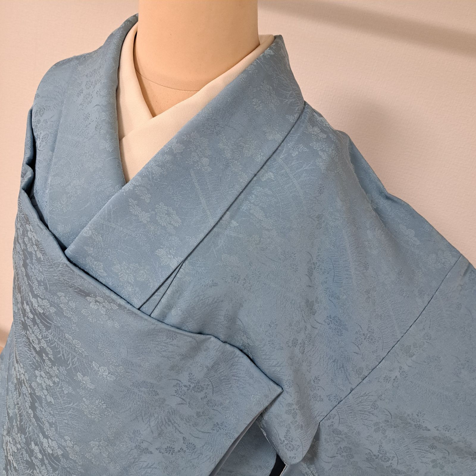 紋無し・色無地】裄66.5 身丈161 袖49 正絹 袷 桐と菊の地紋 濃い水色