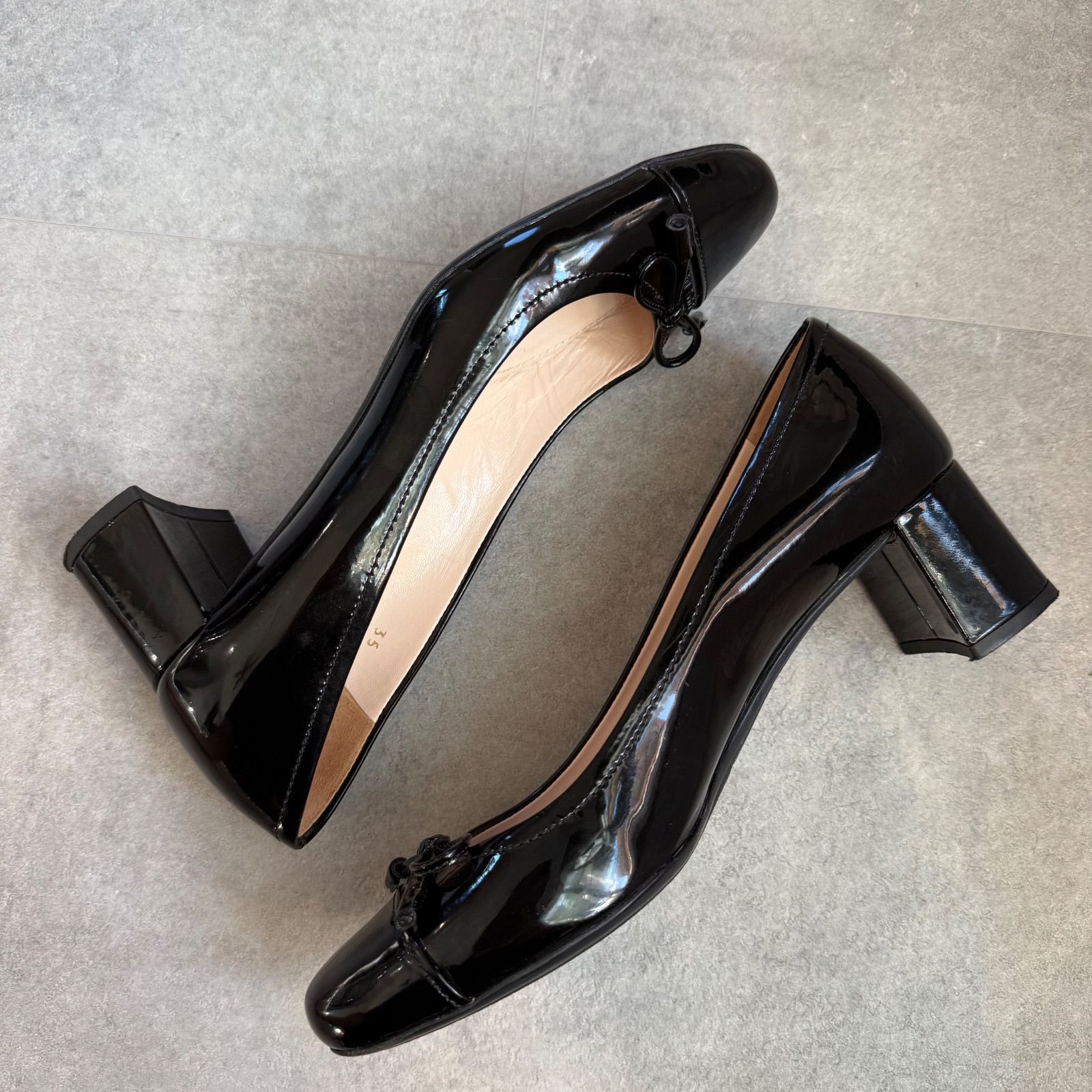 美品✨PRADA プラダ パテントレザー　リボン　フラットパンプス　ブラック 美品 PRADA プラダ ロゴリボンパンプス パテントレザー ブラック 黒