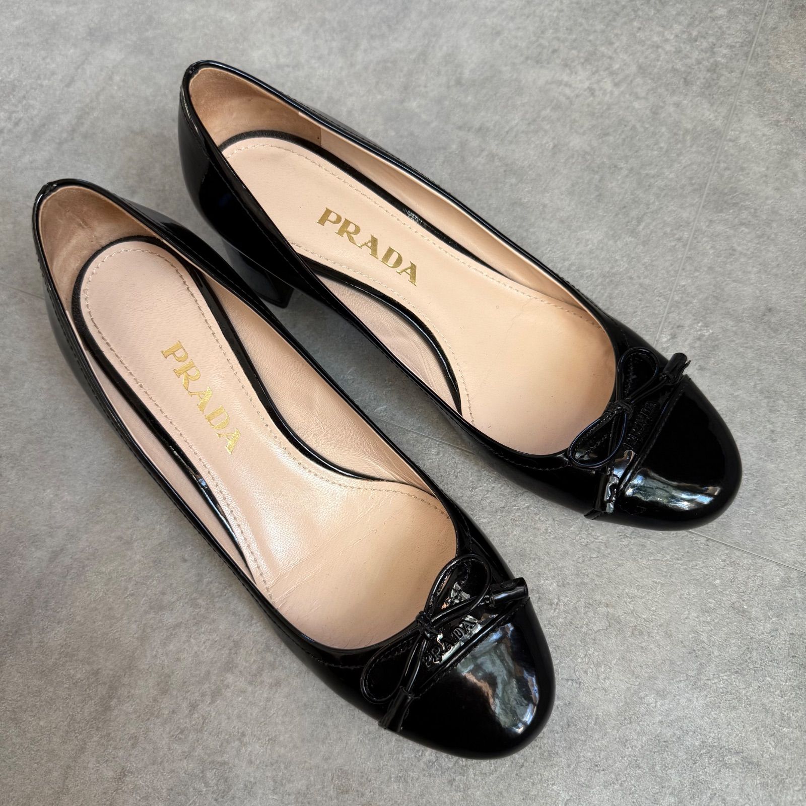 【未使用級】PRADA パンプス　フラット　リボン　ロゴ　サテン　黒　35 美品 PRADA プラダ ロゴリボンパンプス パテントレザー ブラック 黒