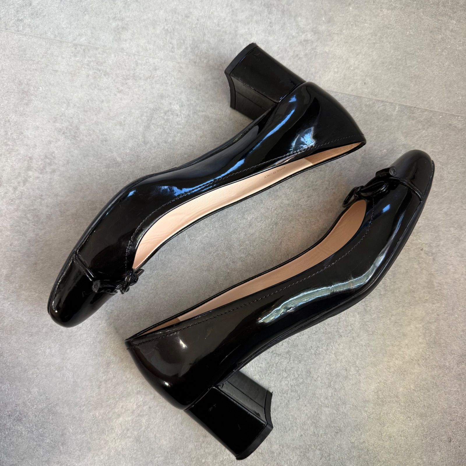 【未使用級】PRADA パンプス　フラット　リボン　ロゴ　サテン　黒　35 中古・古着通販】PRADA (プラダ) パテントリボンパンプス ブラック