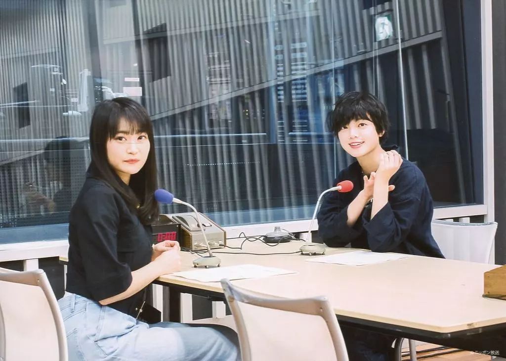 中古】生写真(乃木坂46) 平手友梨奈・石森虹花/横型・座り・平手両手