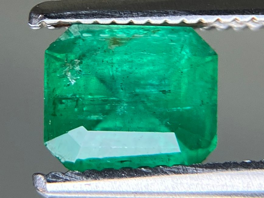 エメラルド様　複数購入① エメラルド 天然 0.897ct 宝石ソーティング付き 5.9㎜×5.1㎜×4.1