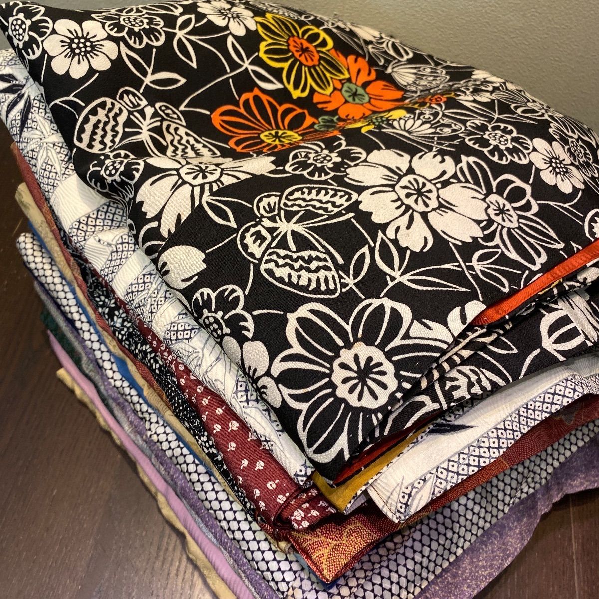 正絹着物他まとめ売り ４点 サイズ明記あり （リメイク素材としても） まとめ売り】正絹着物15枚 リメイク素材 ハンドメイド向け - メルカリ
