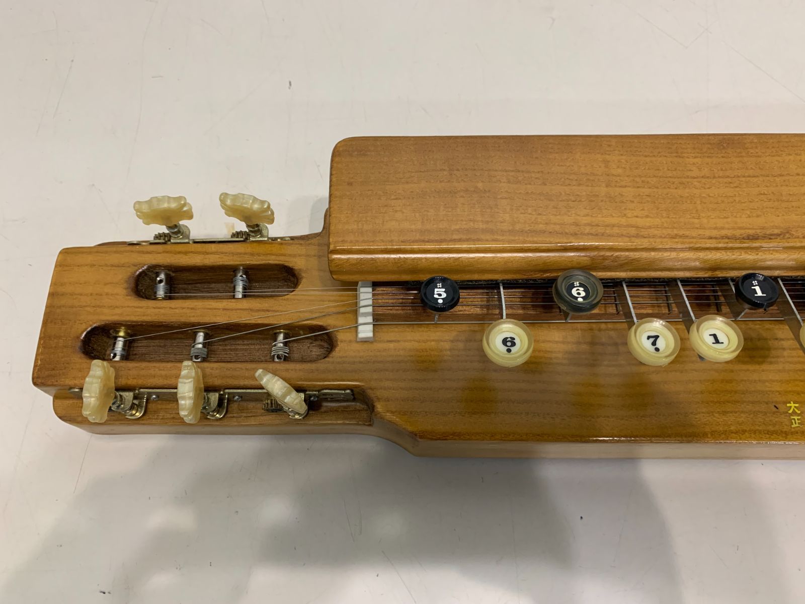 琴伝流 大正琴 敷島 ハードケース付 和楽器 弦楽器 - メルカリ