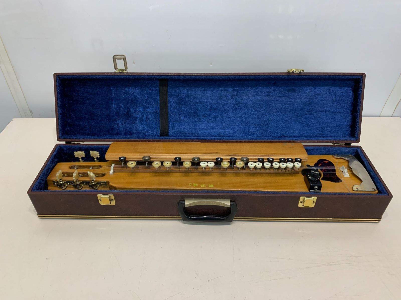 琴伝流 大正琴 敷島 ハードケース付 和楽器 弦楽器 - メルカリ