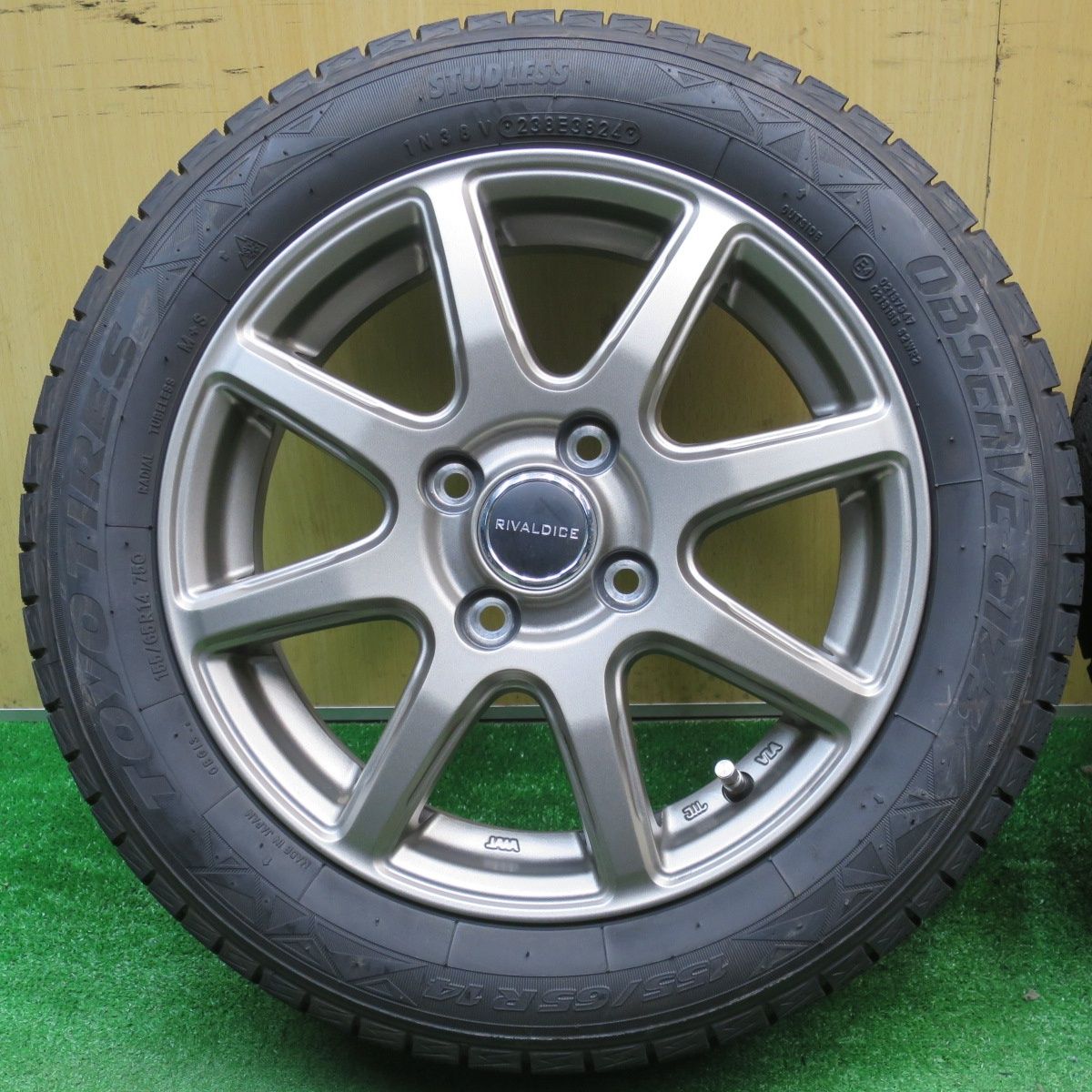 バリ溝！24年！ほぼ10分☆スタッドレス 155/65R14 トーヨー オブザーブ