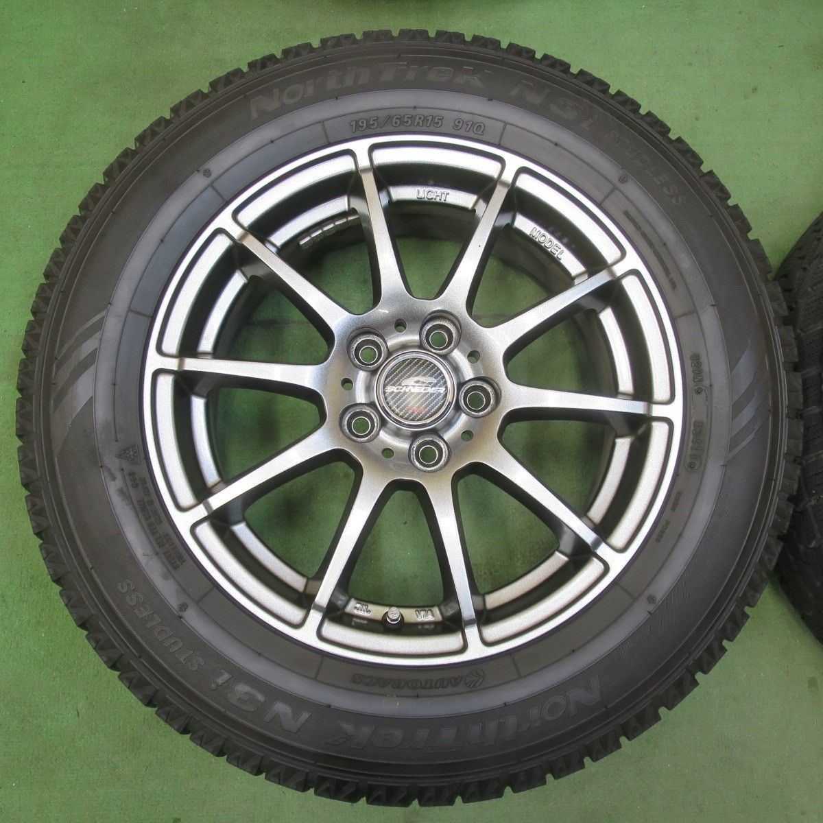 バリ溝！キレイ！9分☆プリウス 等 195/65R15 スタッドレス 