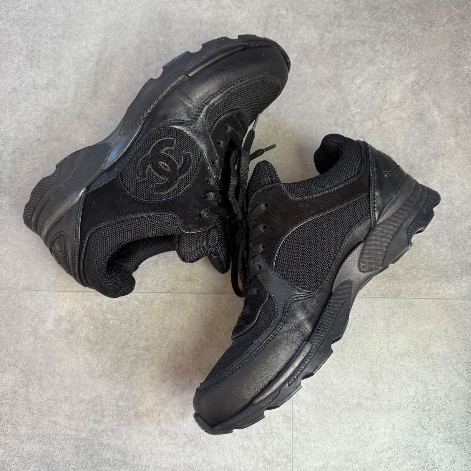 CHANELシャネルブラックスニーカ38 新作CHANELスニーカー 黒白シャネル入手困難 直営ハーフサイズ有