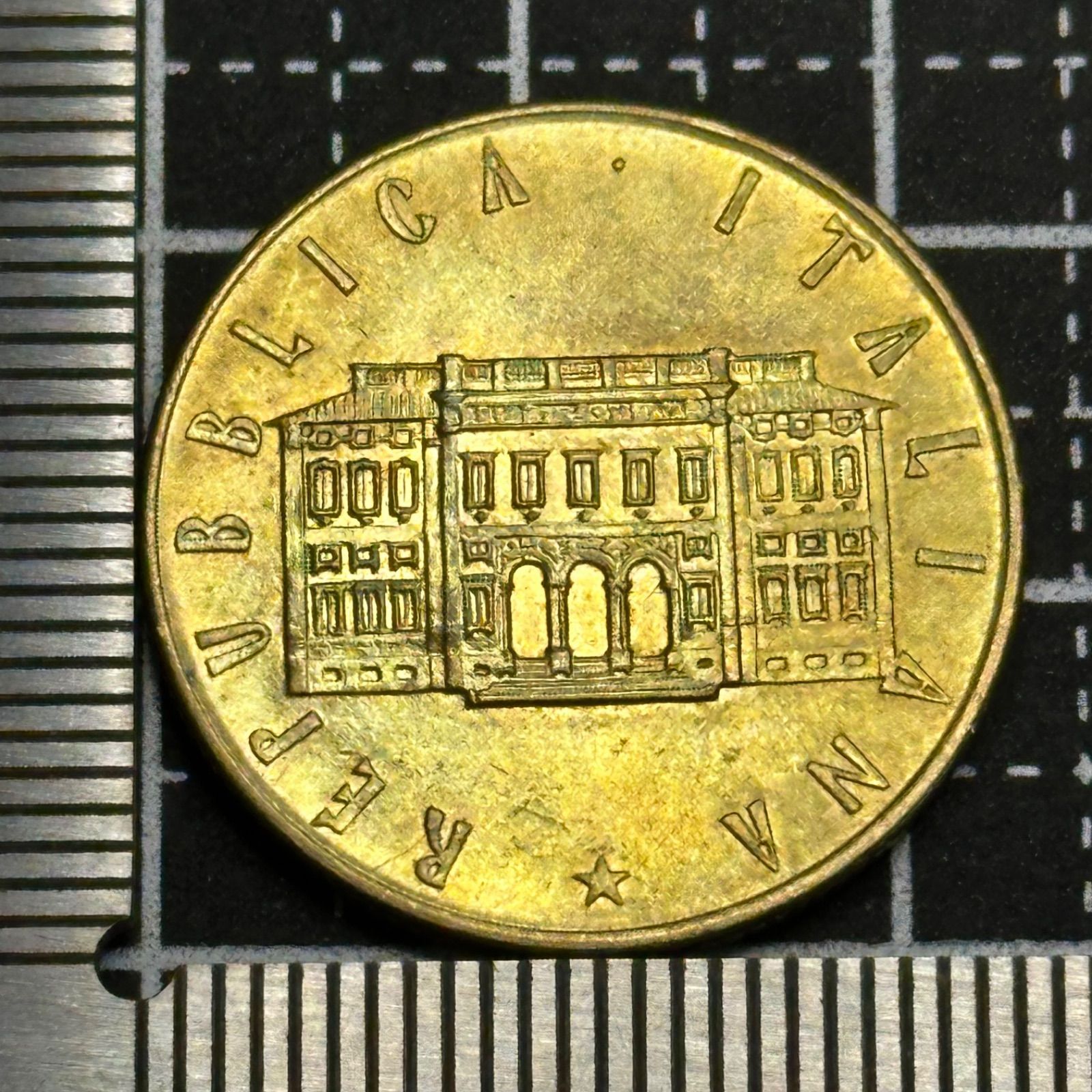 イタリア】1981年 200リラ黄銅貨／女神像と共和国議会議事堂／戦後