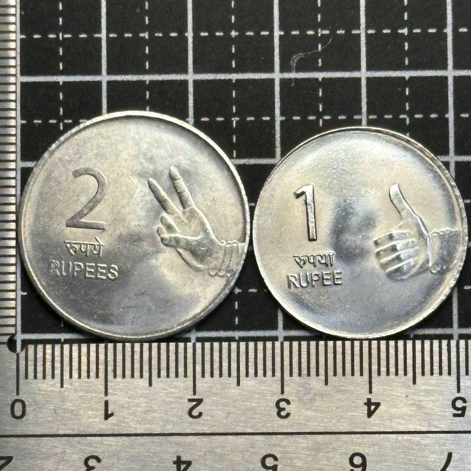 インド旧硬貨2枚セット／2008年 1ルピー＋2010年 2ルピー／ハンド