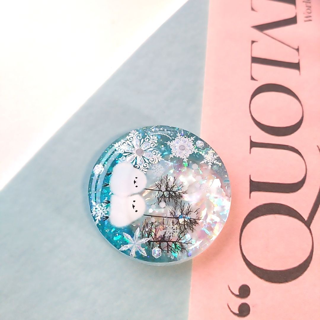 No.4245 冬の木々と雪の妖精シマエナガ レジンヘアゴム - メルカリ