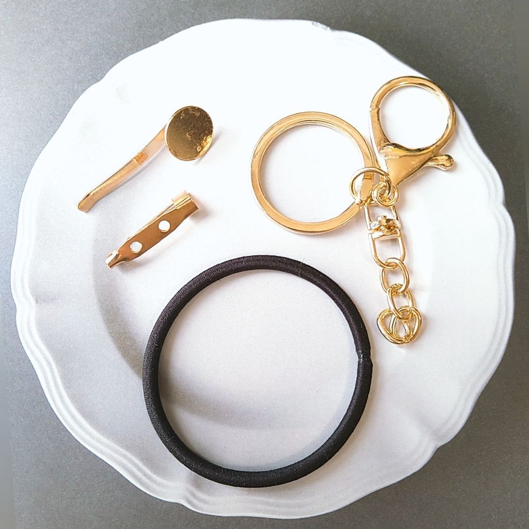 No.4245 冬の木々と雪の妖精シマエナガ レジンヘアゴム - メルカリ