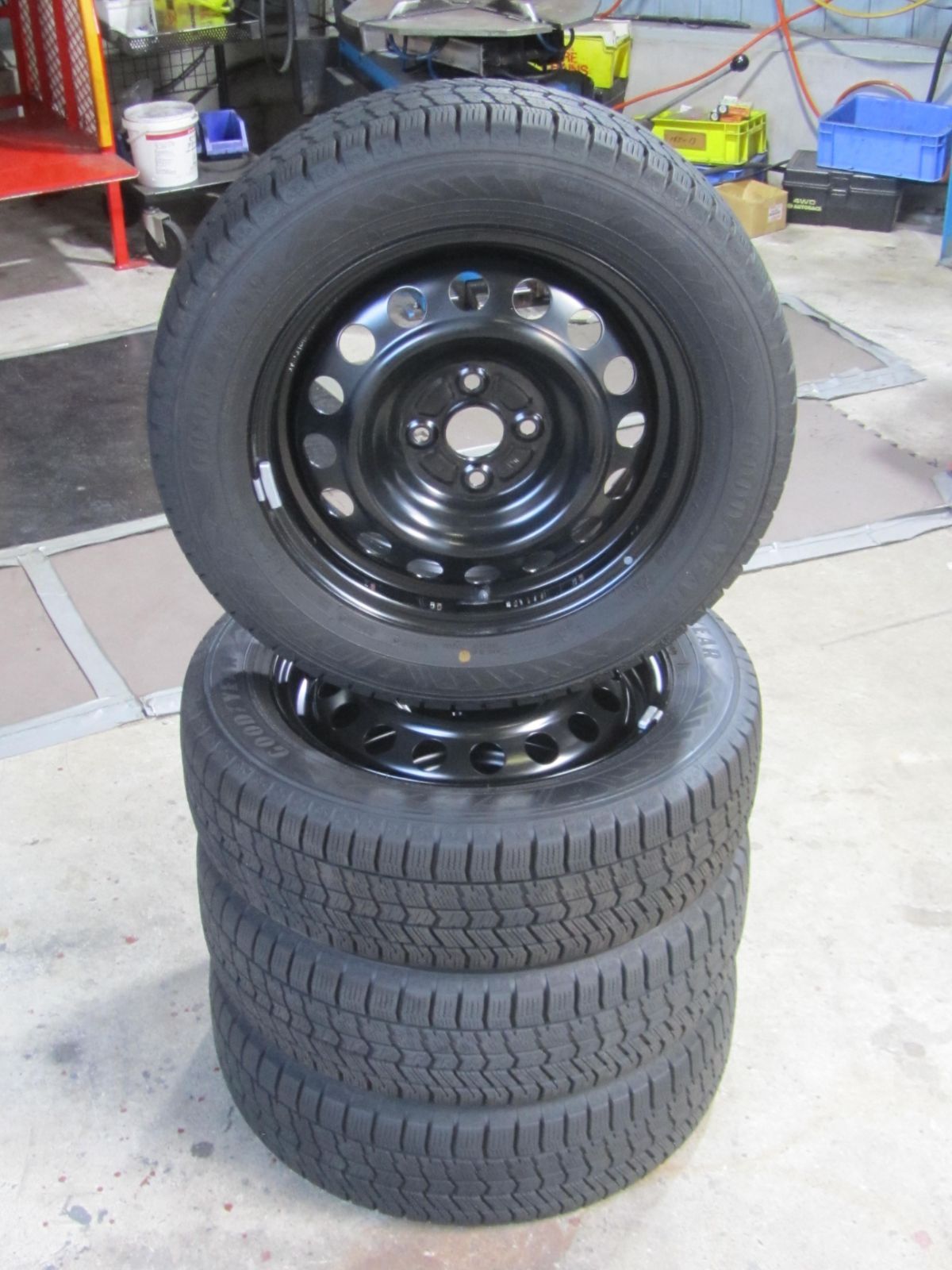 人気商品】175/65R15 スタッドレス グッドイヤー アイスナビ8 カローラ