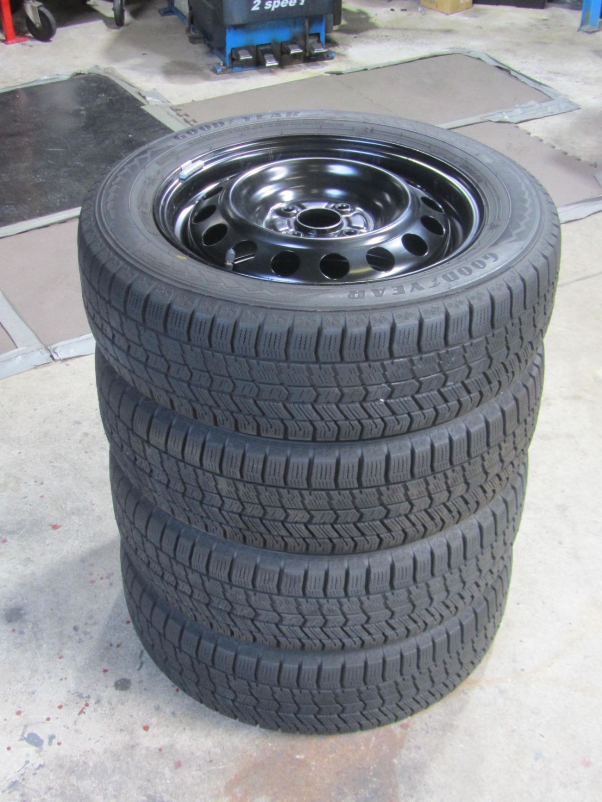 人気商品】175/65R15 スタッドレス グッドイヤー アイスナビ8 カローラ