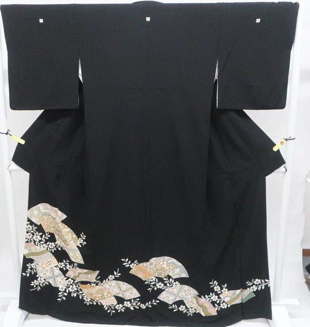 一輝堂】黒留袖 五つ紋 金駒刺繍 比翼仕立 正絹 着物 身丈約167.5cm 裄