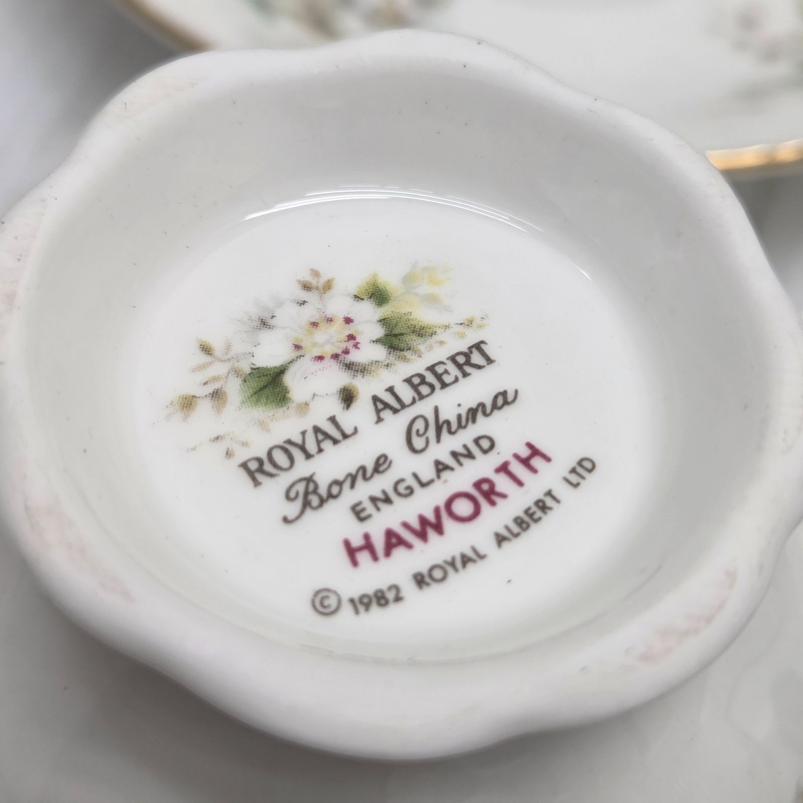 ロイヤルアルバート アンティークカップボード12客用 : ロイヤル