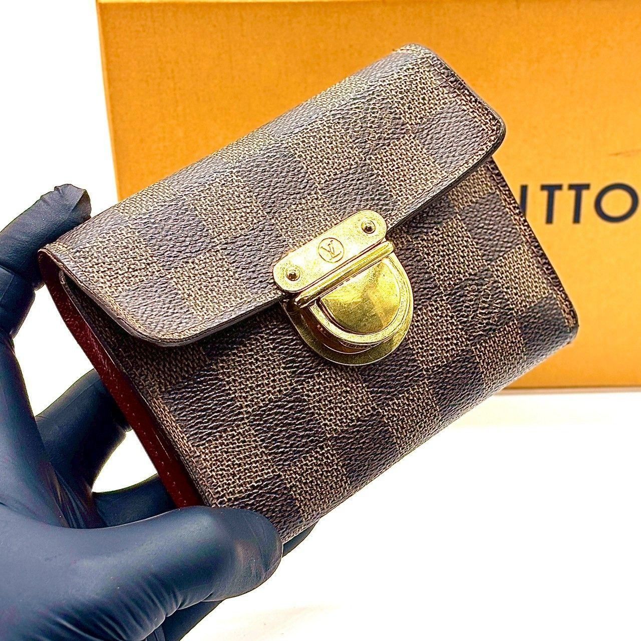 品格を纏う赤の差し色】 LOUIS VUITTON ルイヴィトン 三つ折り財布