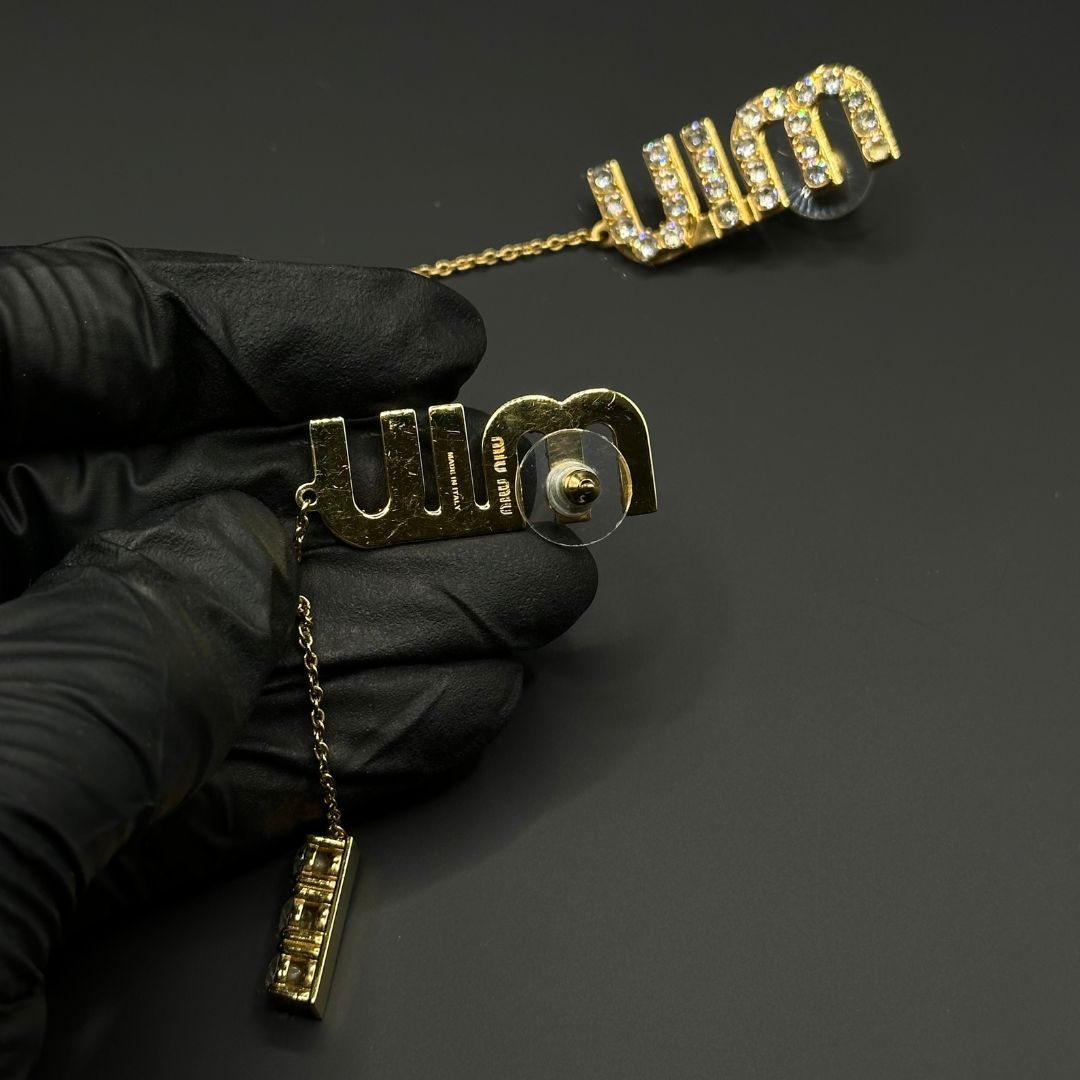 美品】MIU MIU クリスタルチャーム ロゴ ピアス ゴールド - メルカリ