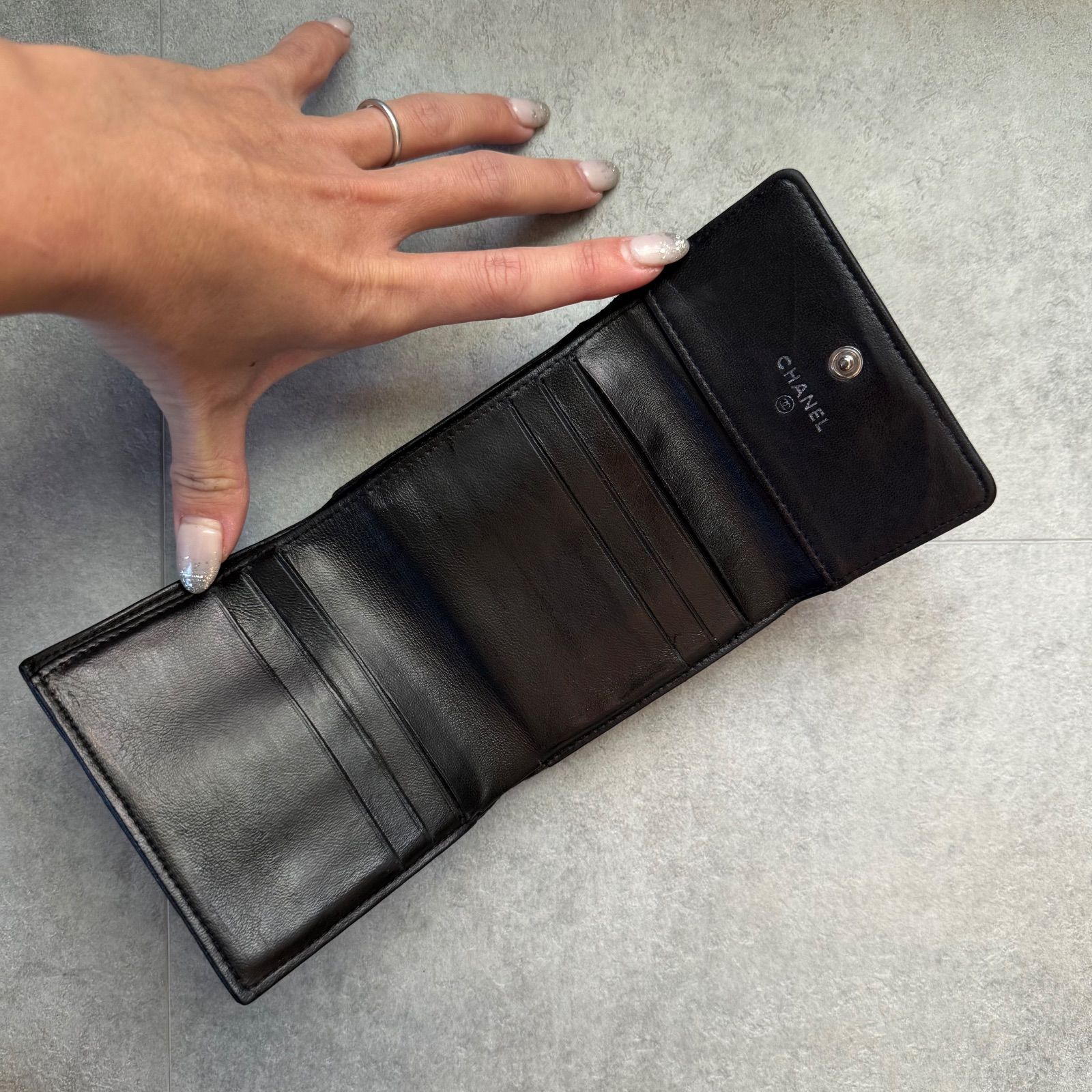 【美品】CHANEL シャネル カメリア No.5 ココマーク 三つ折り財布 黒 2018年秋冬 新作 CHANEL シャネル カメリア ココマーク No.5 ステッチ