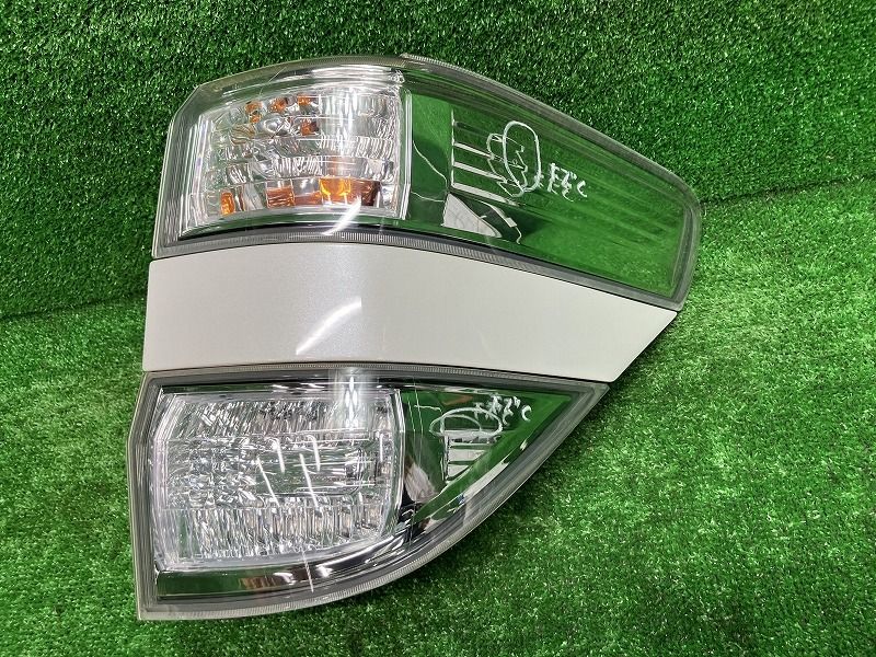 ヴェルファイア ANH25W 右テールランプ・テールライト 2.4Z プラチナセレクション2 タイプゴールド   コイト 58-28 81550-58080 070