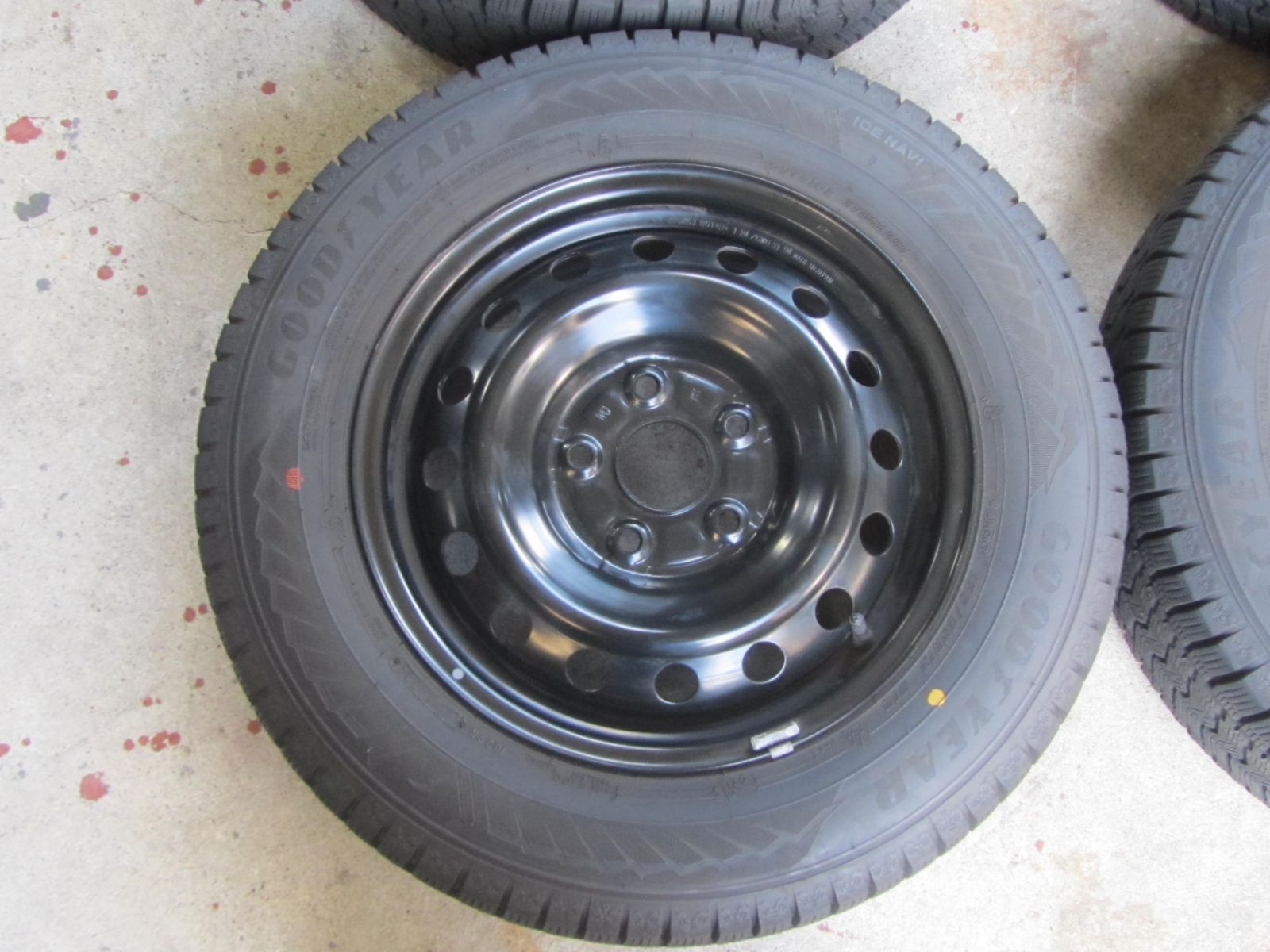 人気商品】195/65R15 スタッドレス グッドイヤー アイスナビ8 2024年製