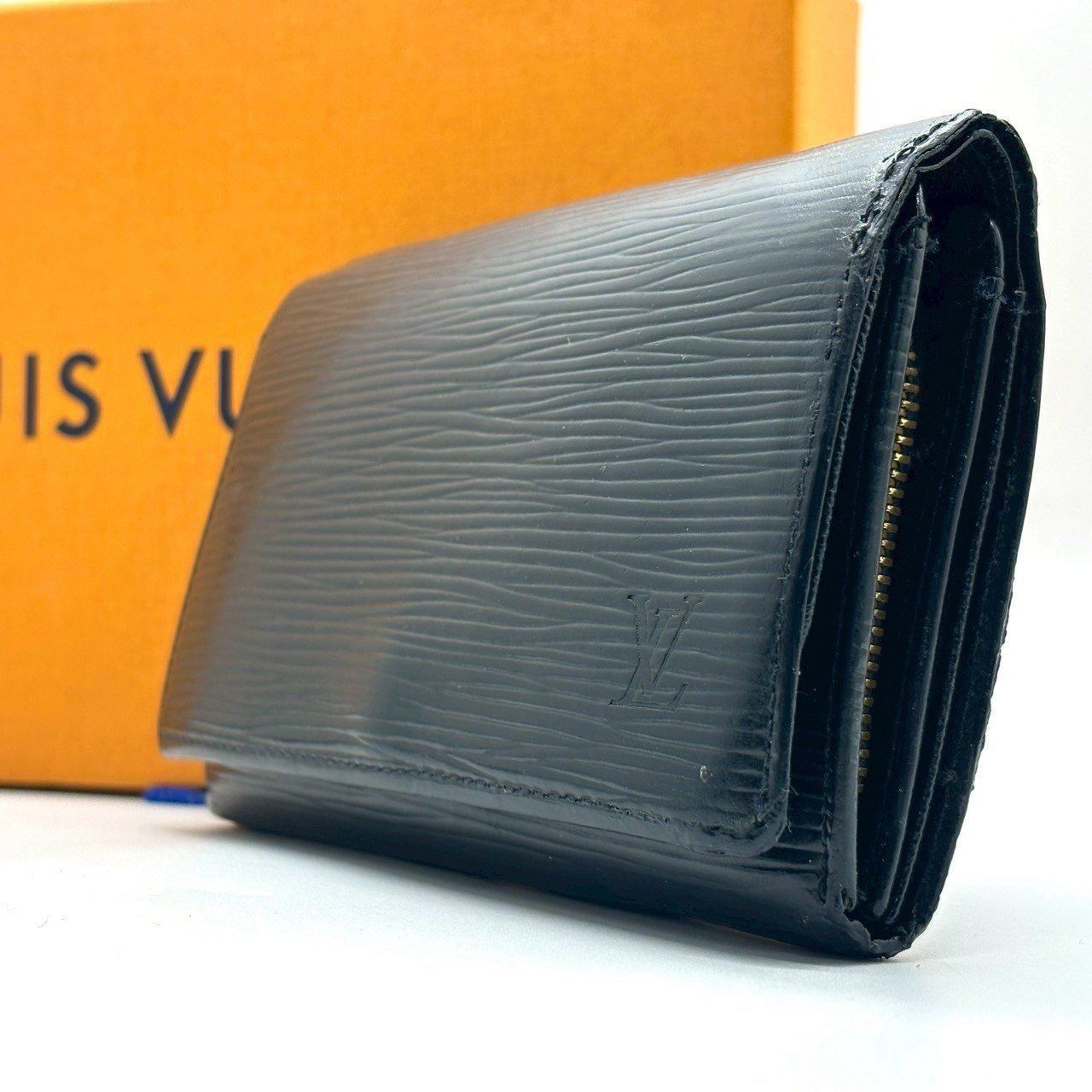 手元に宿る落ち着きと格】 LOUIS VUITTON ルイヴィトン 二つ折り財布