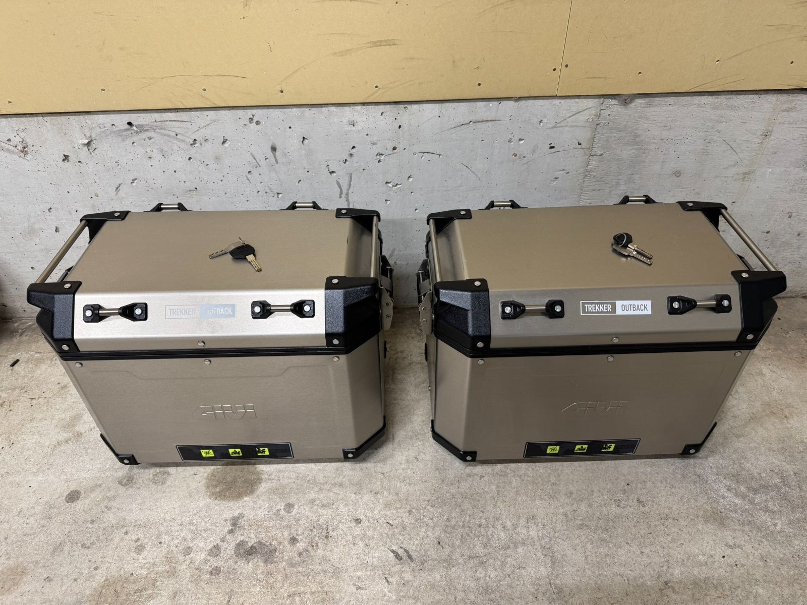 GIVI OBKN48APACK2 TREKKER OUTBACK 48L サイドケース左右セット デイトナ98490 アルミ