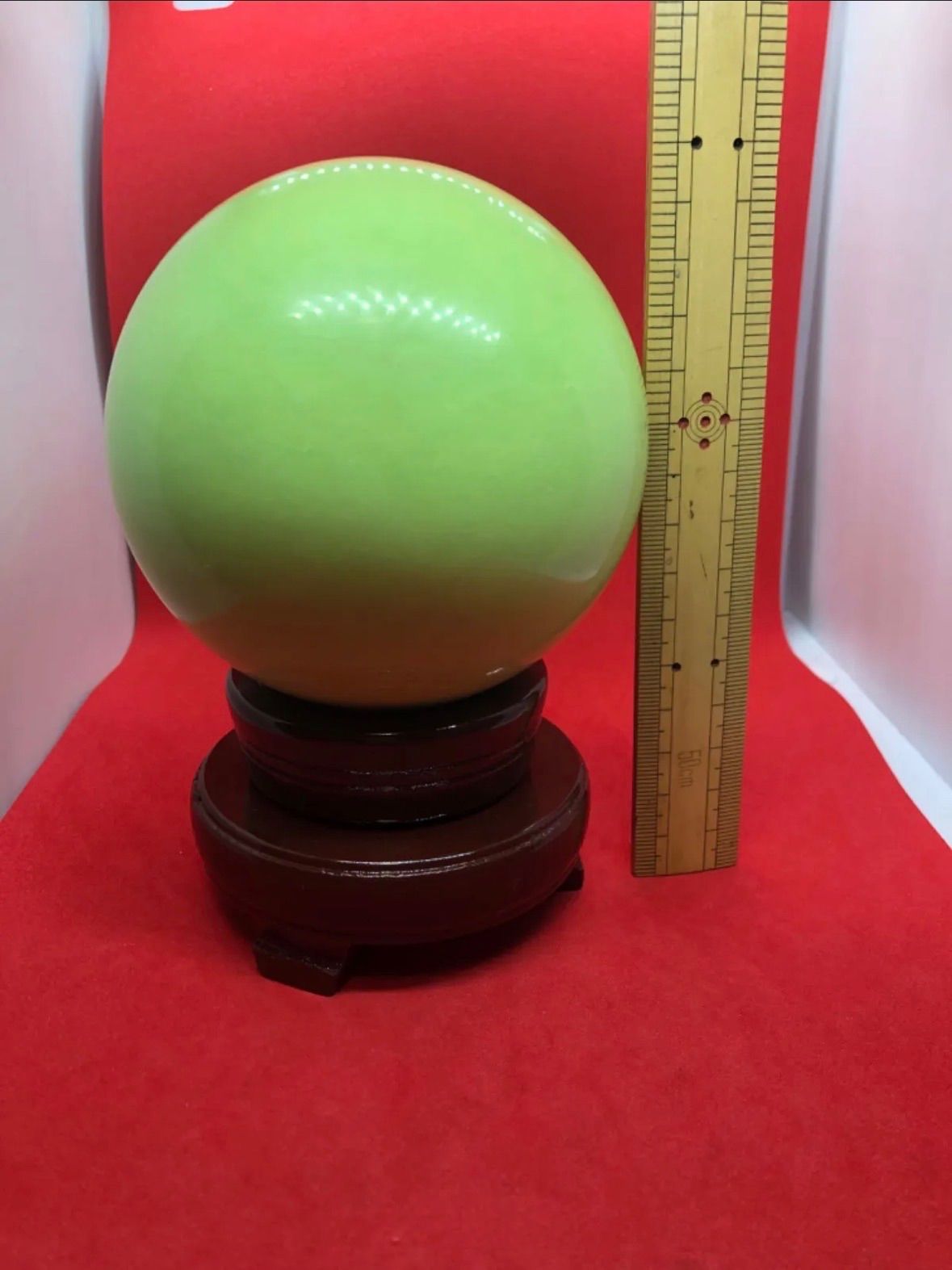 超綺麗不思議な緑夜光丸玉 10cm台座付き心経を彫刻 3750-1/4 超綺麗不思議な緑夜光丸玉 10cm台座付き心経を彫刻 3750-1/4