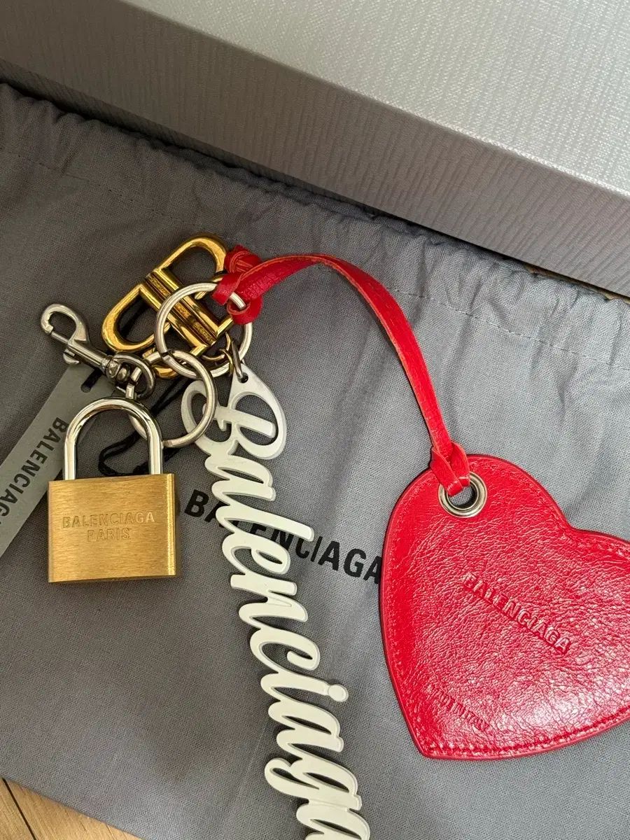 BALENCIAGA ハート型キーホルダー チャーム BALENCIAGA ハート型キーホルダー チャーム BALENCIAGA ハート型