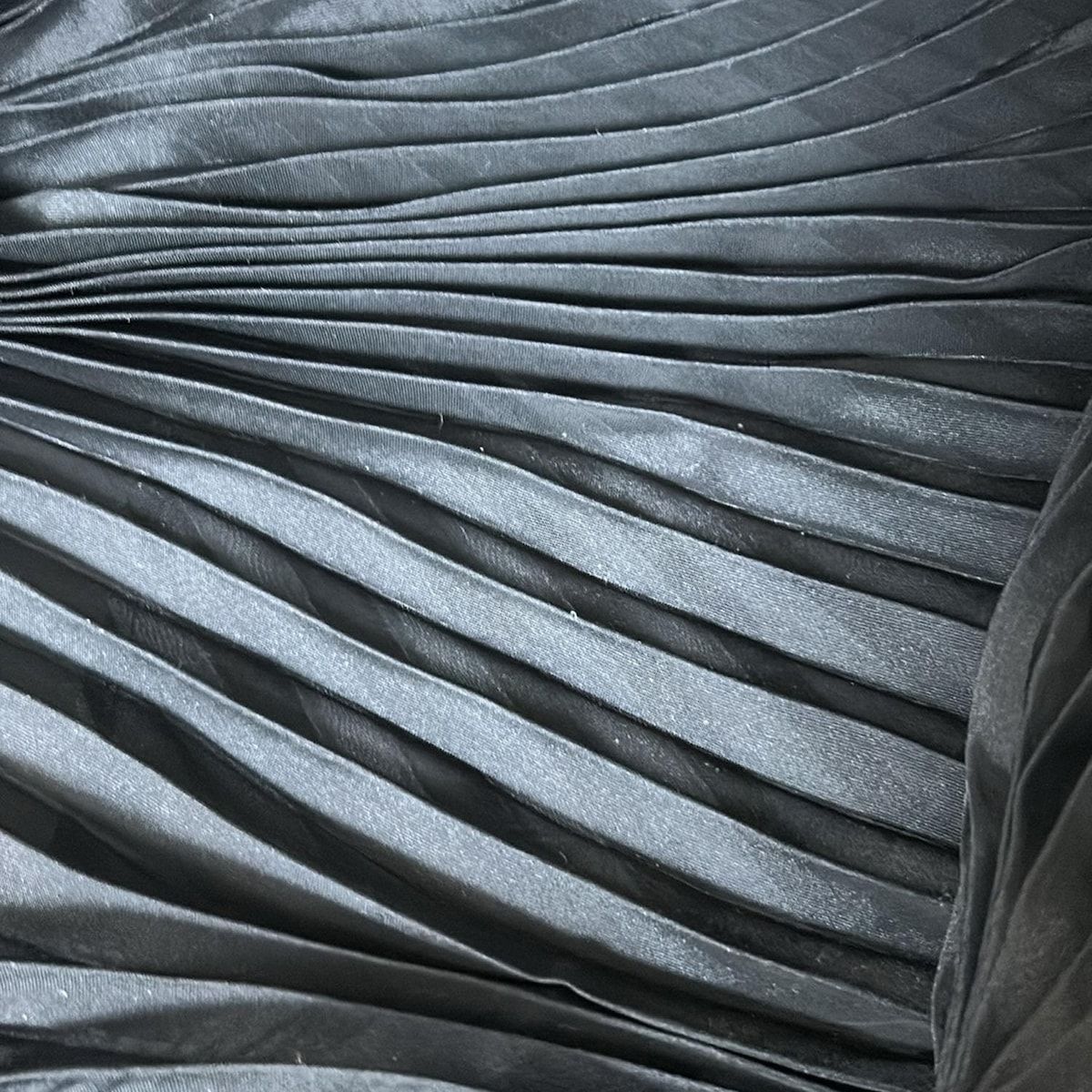 イッセイミヤケFETE　ブラックプリーツロングベスト ISSEY MIYAKE FETE(イッセイミヤケフェット) ベスト レディース - 黒